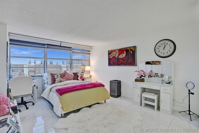 Building Photo - 18041 Biscayne Blvd