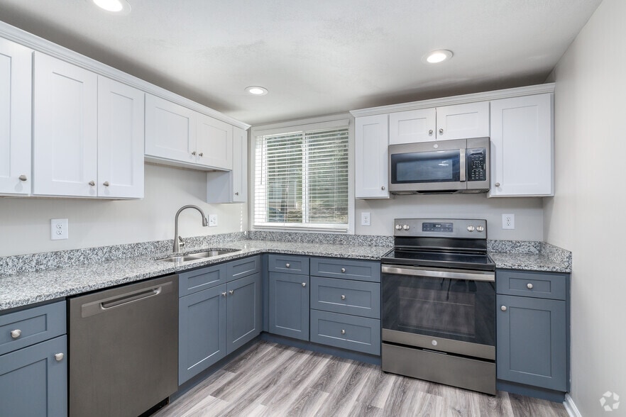 2BR, 1BA - 850SF - Kitchen - Clarendon Heights