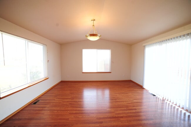 Building Photo - Sweet South Richland Home with Large Yard