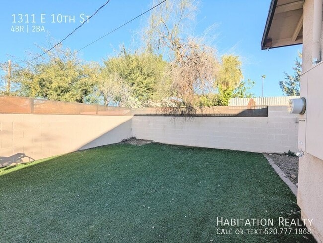 Building Photo - 1311 E 10th St