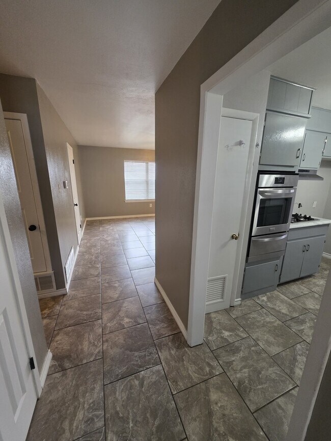 Building Photo - 3 bed 2 bath home with 2 car garage!