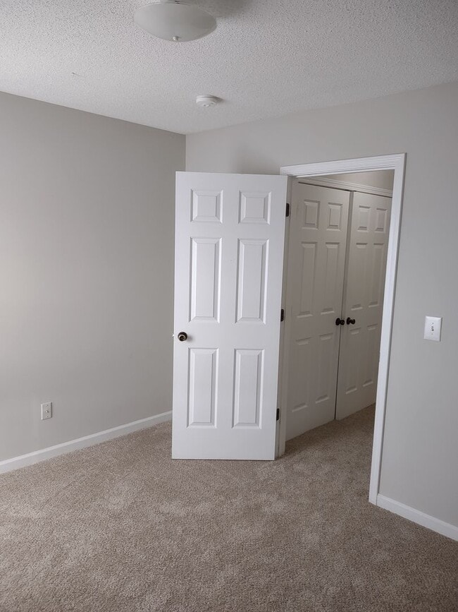 Building Photo - GREAT Four Bedroom Home Located in the Sum...
