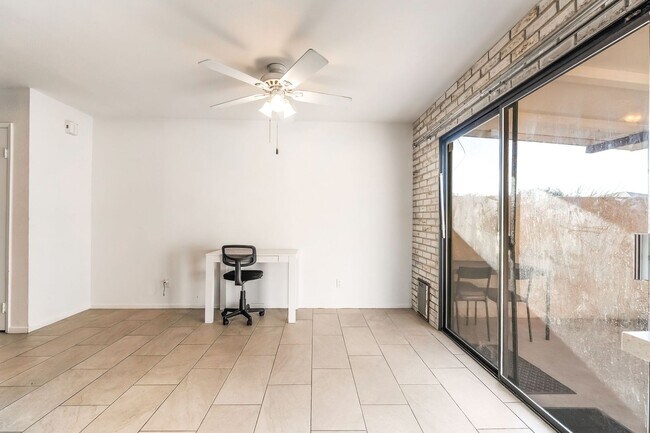 Building Photo - Immaculate two story townhome style condo ...