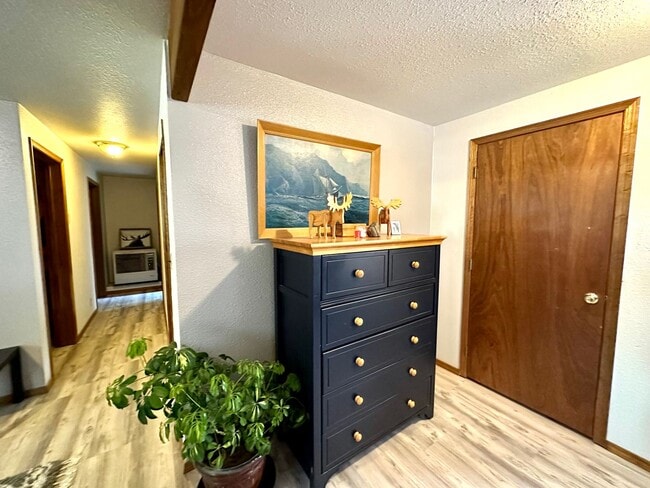 Building Photo - FURNISHED SEASONAL RENTAL