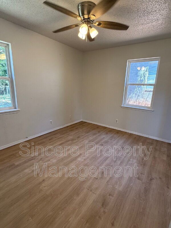 Building Photo - 813 S Meadow Ln