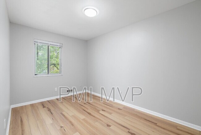 Building Photo - 3027 Rotunda Ct S