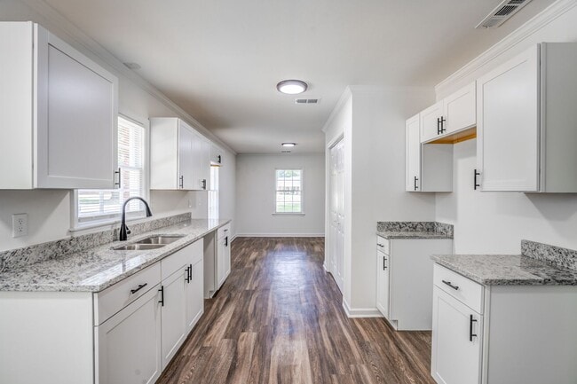 Building Photo - 4036 N Lake Forest Dr
