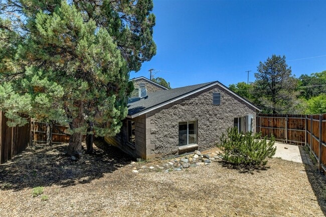 Building Photo - 114 Bradshaw Dr