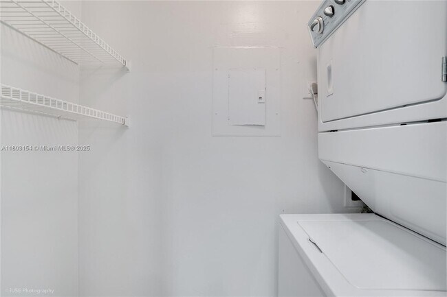 Building Photo - 9999 Summerbreeze Dr