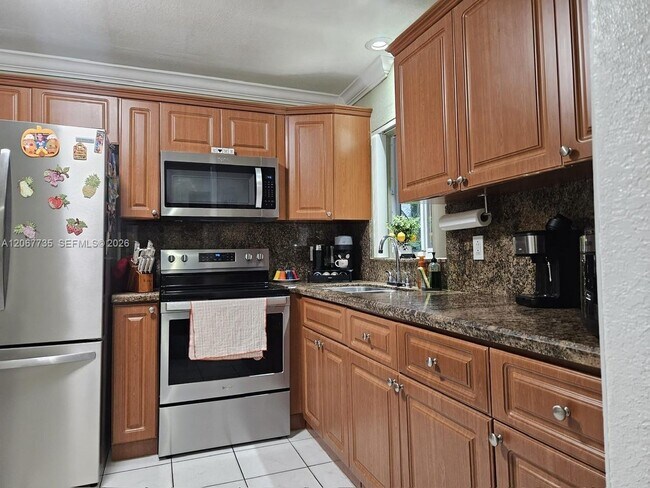 Building Photo - 695 W 76th St