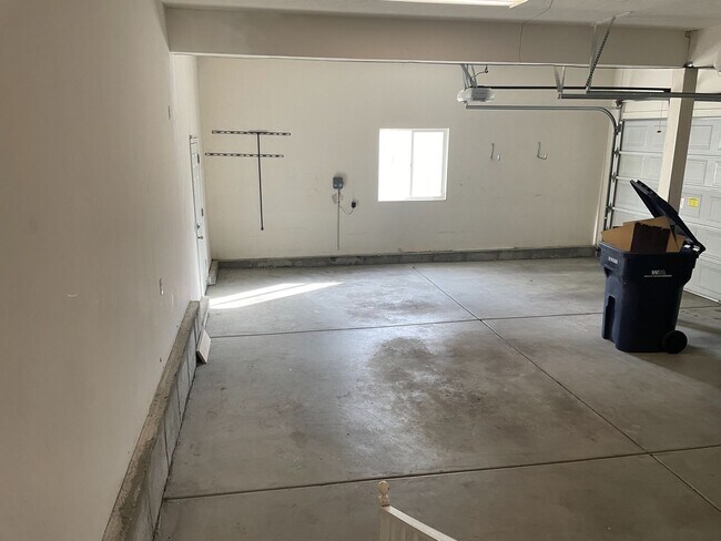 Building Photo - 6 Bedroom/3.2 Bath Home For Rent in Sandy