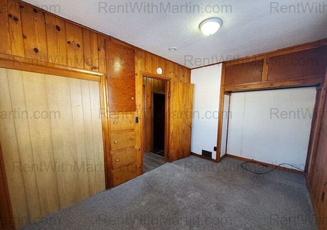 Building Photo - For Rent- Beautiful home in Evansdale! Pets Ok!