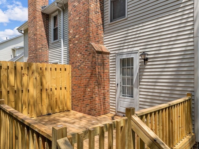 Building Photo - Cozy 3 Bedroom, 2.5 Bath Home with 2 Car G...