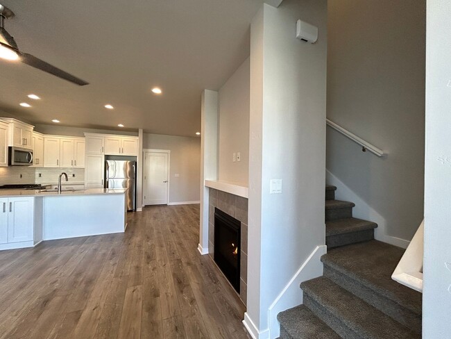 Building Photo - Modern 3 Bed, 2.5 Bath Townhouse for Rent!