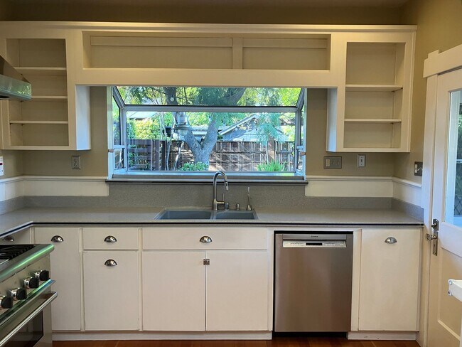 Building Photo - Charming Craftsman 2-Bedroom Home with Upd...
