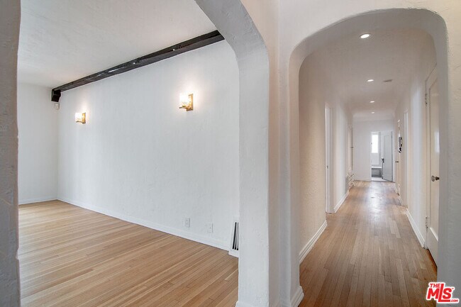 Building Photo - 342 N Orange Dr