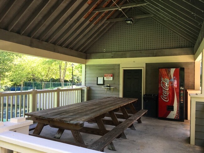 Building Photo - Updated, polished 2br END UNIT in Mill Cre...