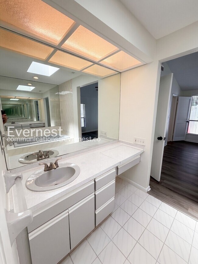 Building Photo - 4 Bed/2.5 Bath Home with Detached Garage / Available Now!