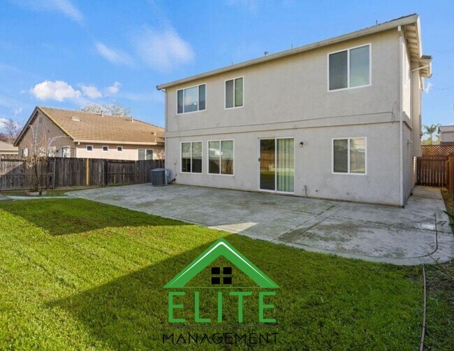 Building Photo - **Spacious 4-Bedroom, 2.5-Bath Home with L...