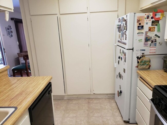 Building Photo - Gorgeous Single Story 3 bedroom Condominium