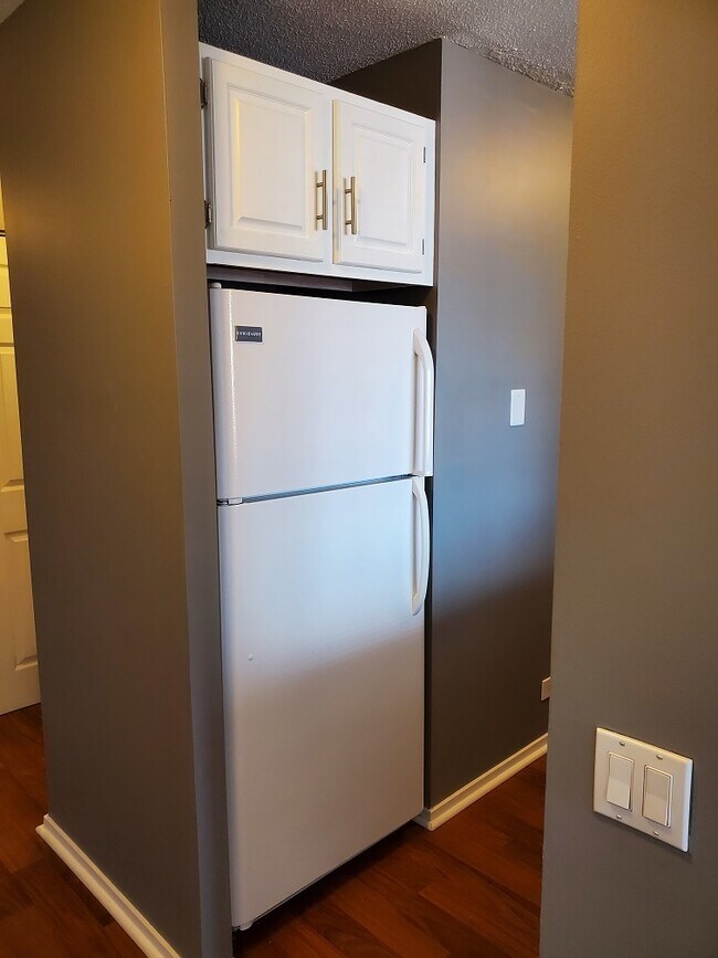 Building Photo - 899 S Plymouth Ct