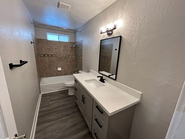Building Photo - Heavily Upgraded N. Phx 4/2 w/Pool + 1 Car...