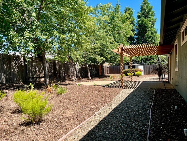 Building Photo - 3 Bedroom 2 Bathroom 2 Car Garage Home in Loomis