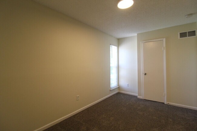 Building Photo - Fully Remodeled 2 Bedroom 1.5 Bath Duplex In Olathe