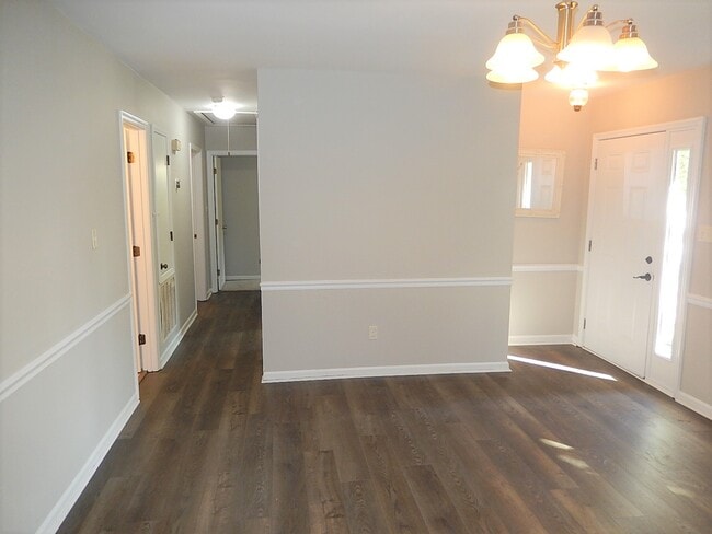Building Photo - 3713 Sue Ellen Dr