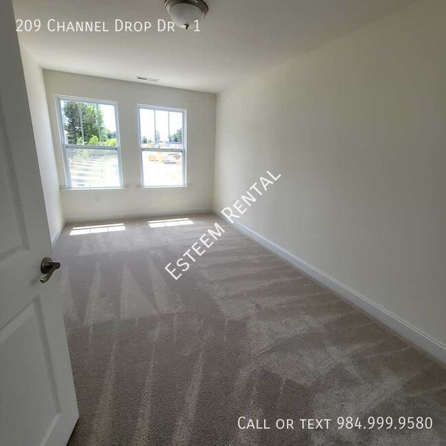 Building Photo - 209 Channel Drop Dr