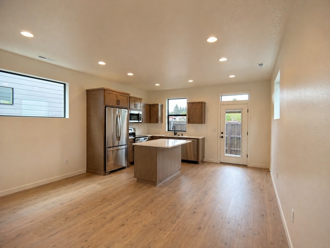 Building Photo - 10112 NE 45th Ct