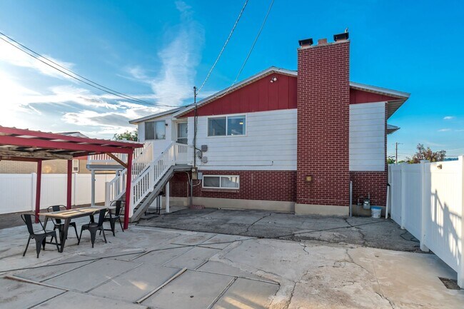Building Photo - Spacious 4-Bed Unfurnished Home