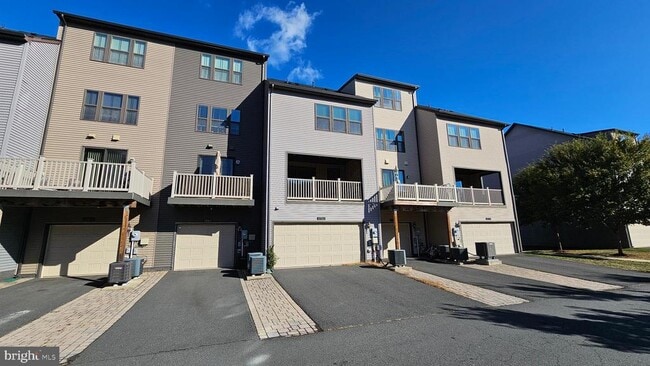 Building Photo - 43369 Southland St