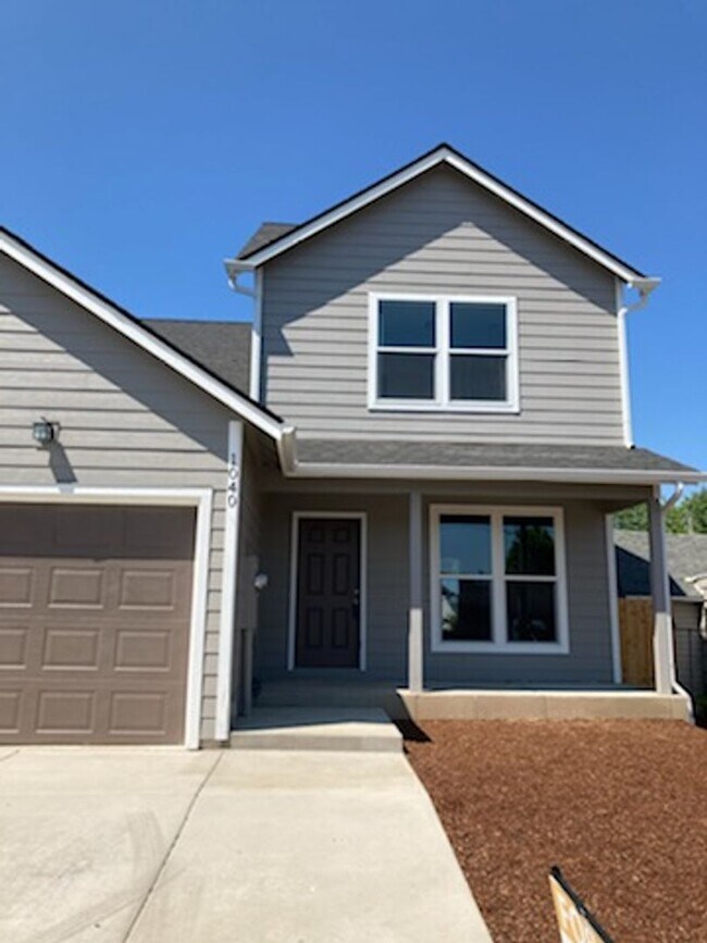 Building Photo - 3-bedroom 2.5 bath duplex