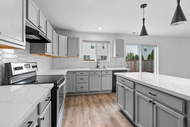 Building Photo - Spacious 5-Bedroom Home in Prime Yelm Loca...