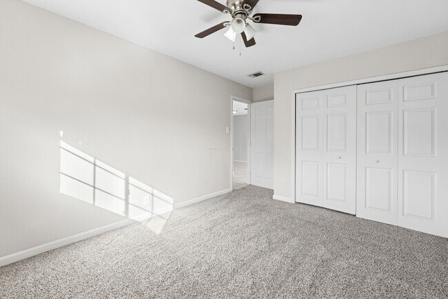 Building Photo - 915 Stonegate Dr
