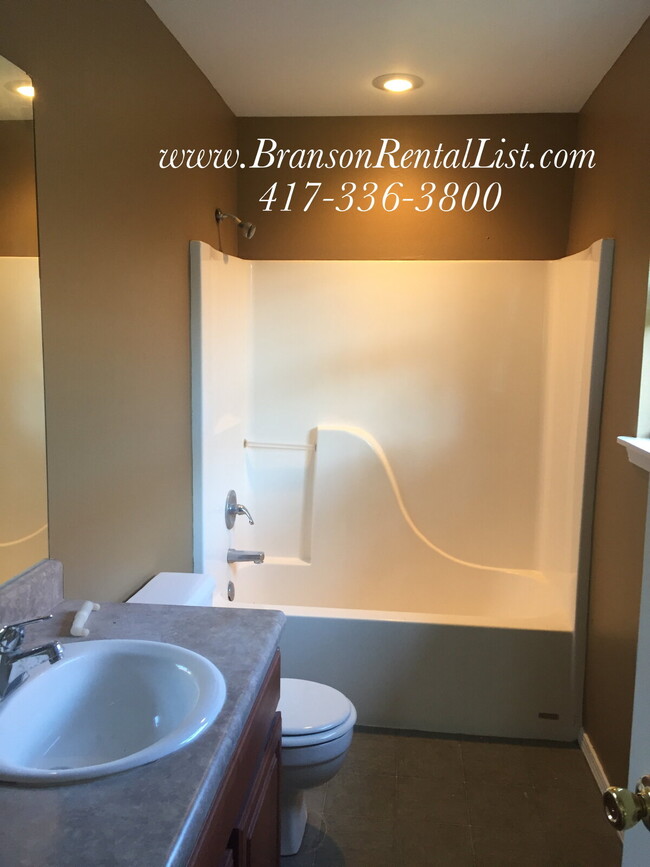 Building Photo - Large 5 Bedroom with lawn care and a commu...