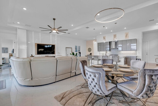 Building Photo - 5320 St Armands Way