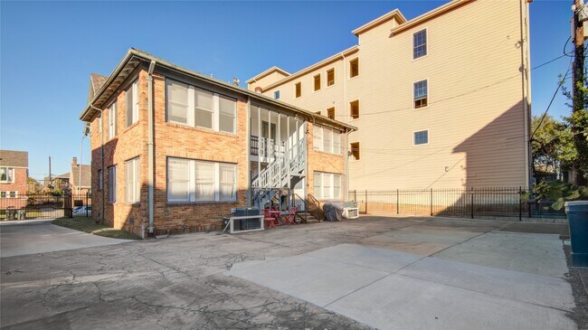 Building Photo - 401 W Clay St