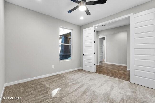 Building Photo - 1009 E Silver Ray Dr