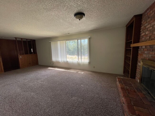 Building Photo - SPACIOUS HOME ON THE WEST SIDE OF REDDING