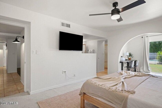Building Photo - 3915 E Larkspur Dr