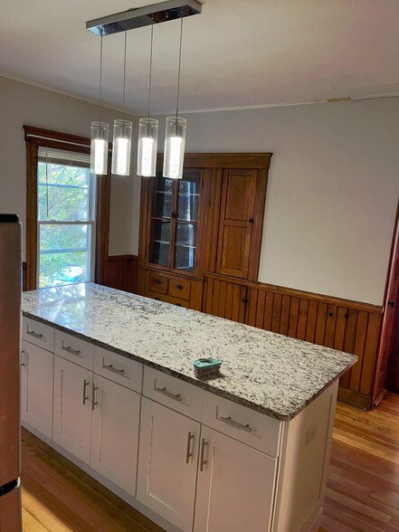 Building Photo - 77 Sterling St