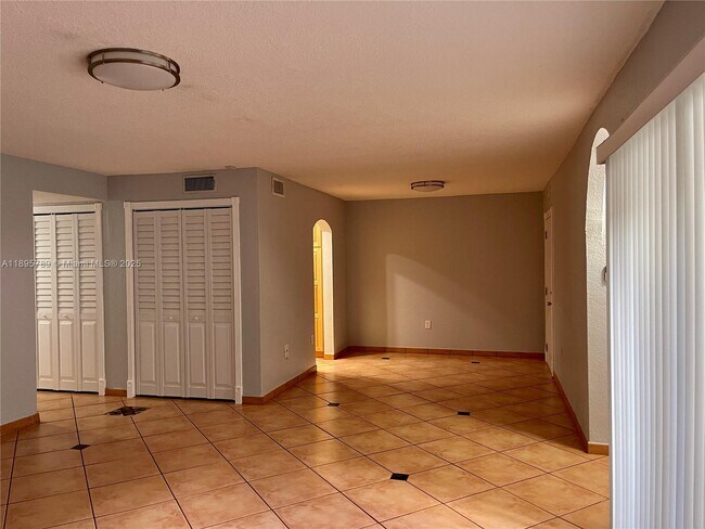 Building Photo - 9456 SW 77th Ave