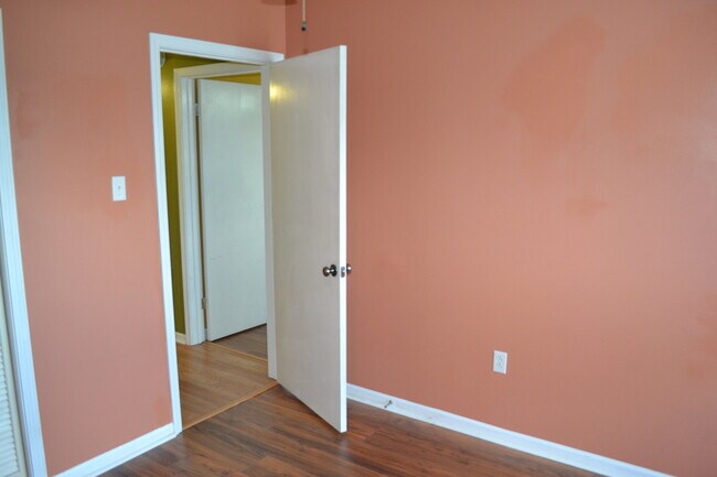 Building Photo - Location! Location!  3 bedroom, 2 bath, Ga...