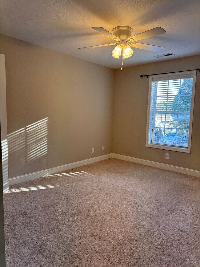 Building Photo - 3 Bedroom || 2 Bathroom Main Level Apartme...