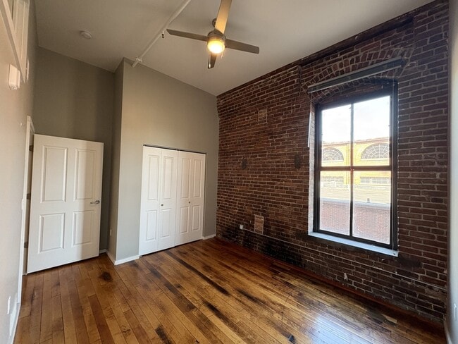 Building Photo - 116 N 5th St