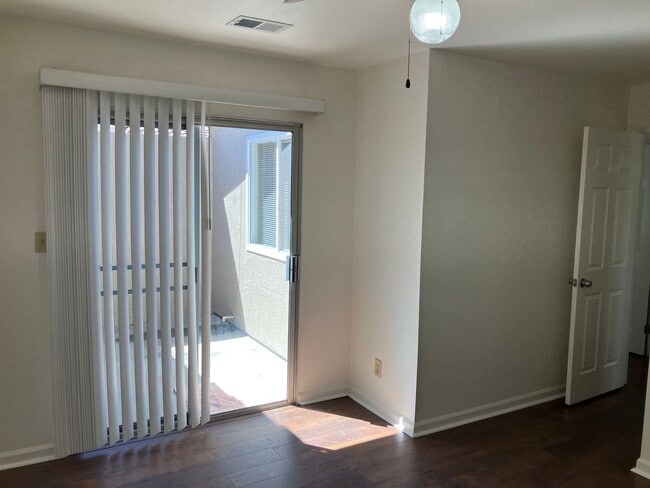 Building Photo - 825 Muscat Way