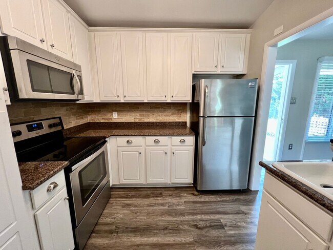 Building Photo - 3-Bedroom Home In Laurel Manor - Fenced Ba...