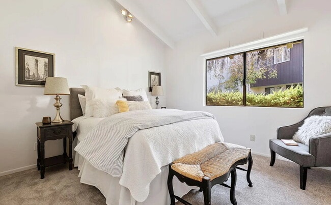 Building Photo - This sweet 1-BD, 1-BA condo is in the Sant...